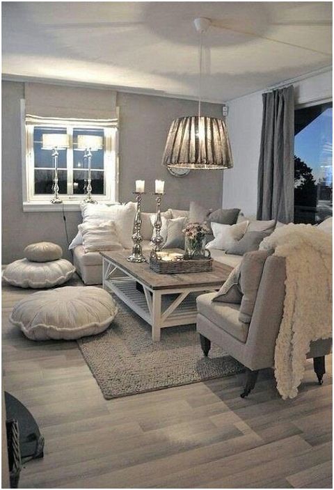 Ett intressant vardagsrum med mjuka dekorelement som ger dig många trevliga stunder.