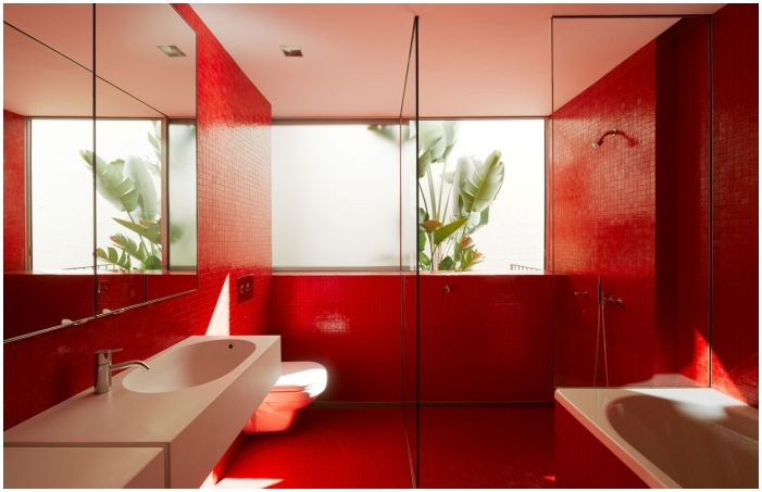 дизайн на баня в червено и бяло