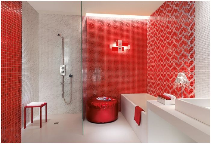 design de salle de bain en rouge et blanc
