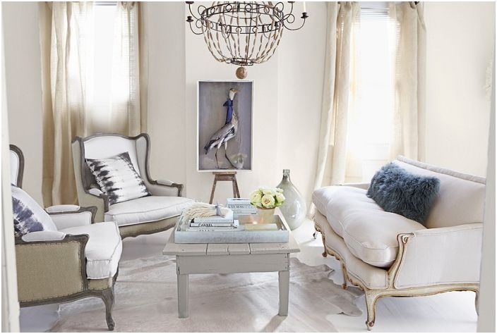 Obývací pokoj je zařízen v tlumených barvách s šedým dekorem.