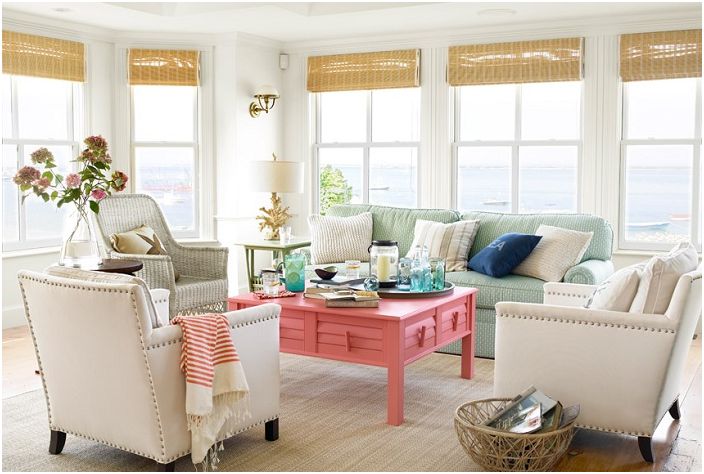 Obývací pokoj s krásným korálovým stolem.