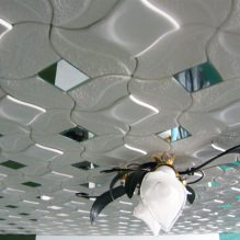 Carreaux de plafond en mousse: avantages et inconvénients, étapes de collage-6