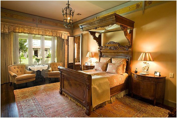 Кровать в викторианском стиле от Anderson Custom Homes