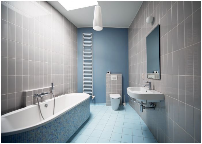 piastrelle grigie in bagno combinate con pareti blu