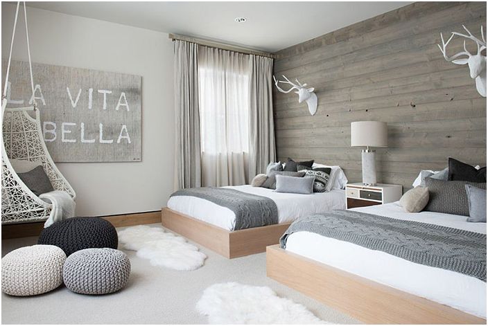 Camera da letto in grigio e bianco di Reed Design Group