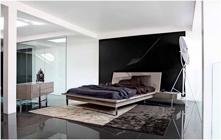 Jolie chambre de Roche Bobois dans des tons sombres.