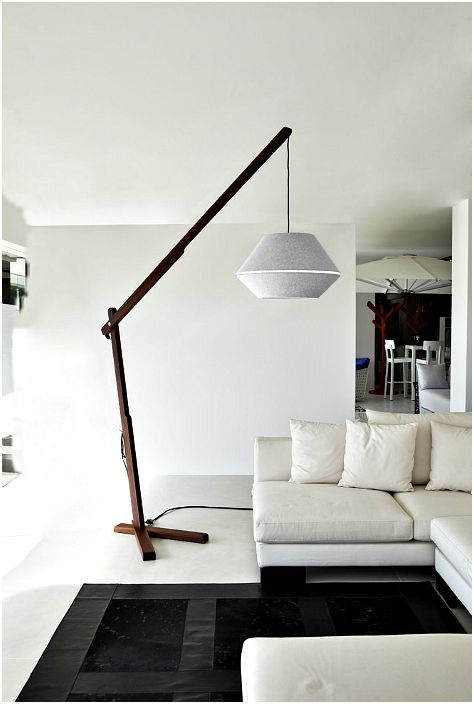 Golvlampa i stil med minimalism.