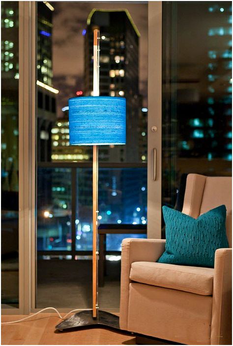 Un lampadaire simple avec un abat-jour bleu.