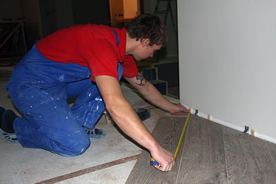 instalace laminátu na podlahu