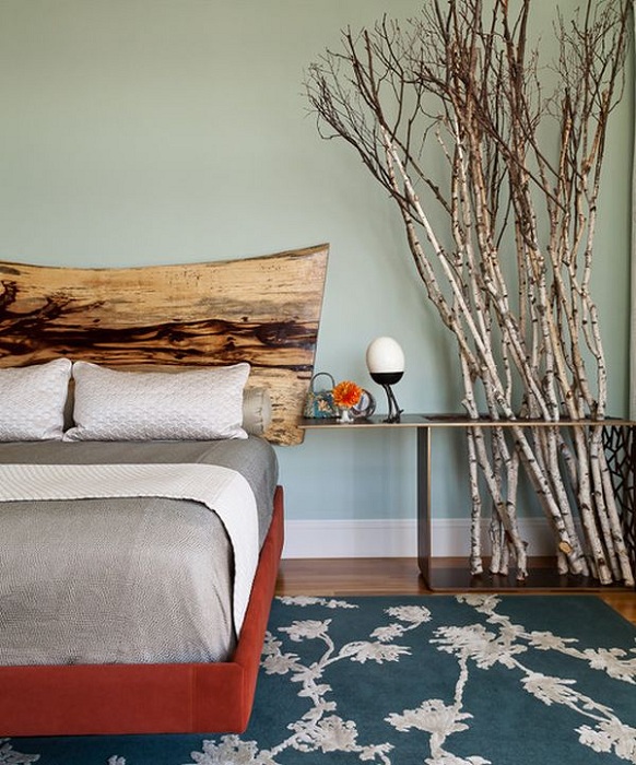 Att dekorera sovrummet med grenar skapar en icke-standard atmosfär och bra stämning.