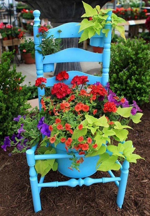 Le pot de fleur est créé sous la forme d'une chaise ancienne - simple et mignonne.