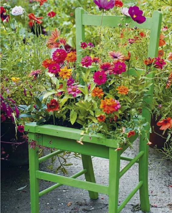 Le pot de fleur est situé sur la chaise.