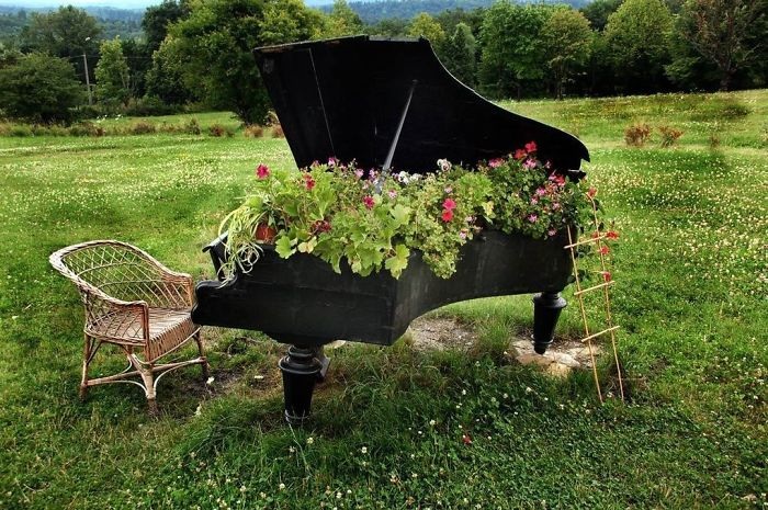 Blomsterbostaden ligger precis under täckningen av ett antikt flygel.