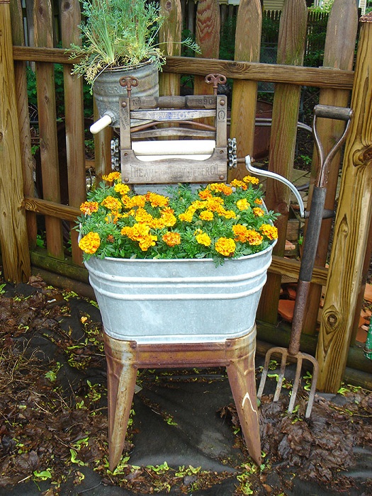 Un parterre de fleurs inhabituel sur une chaise décorera parfaitement n'importe quel jardin.