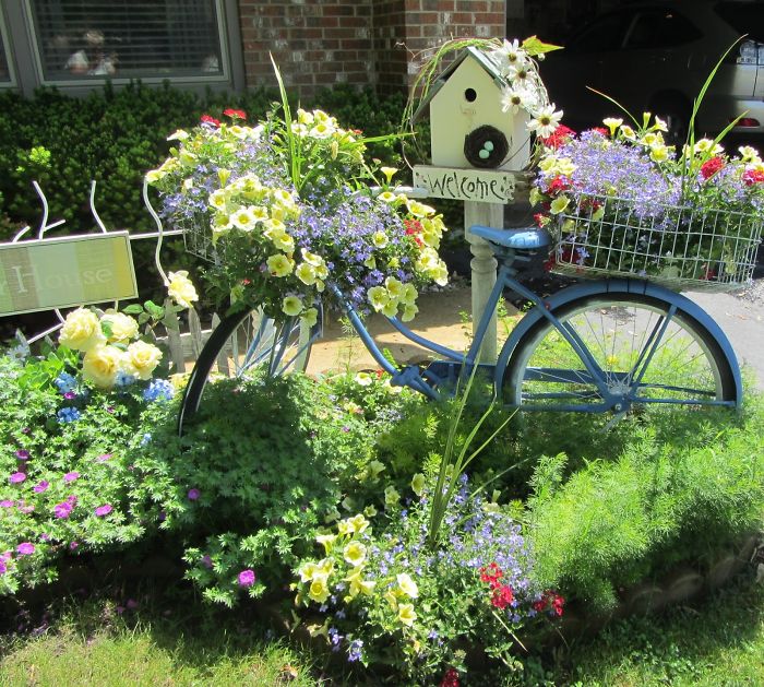 Dekoreret med blomster på en cykel, som også er indpakket i blomster.