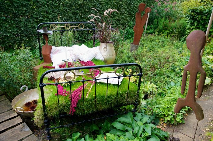 Een geweldige optie om een ​​bed te versieren - een groene weide is perfect voor elke tuin en moestuin.