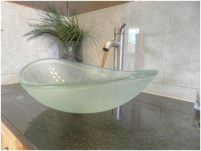 стъклена мивка за баня