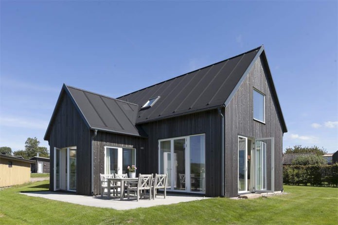 Fasáda dřevěného domu ve skandinávském stylu