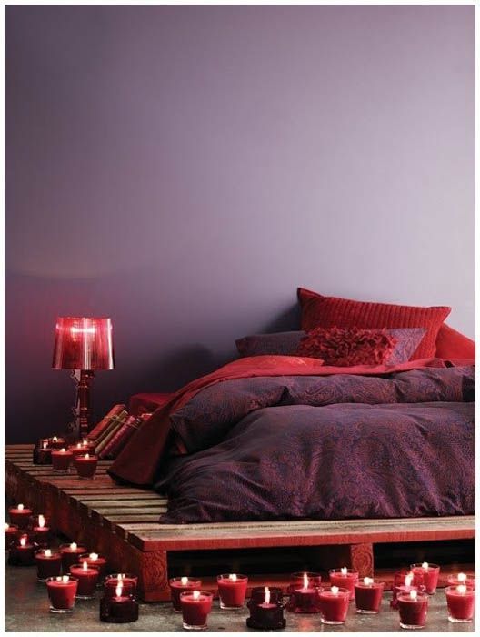 سرير على لوح خشبي.