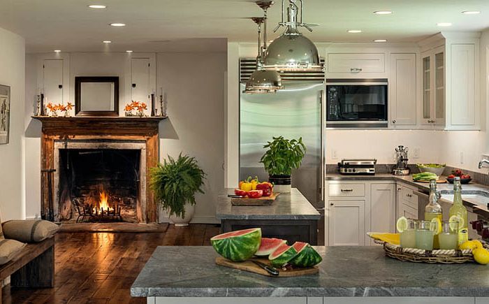 مدفأة في المطبخ من قبل Crisp Architects