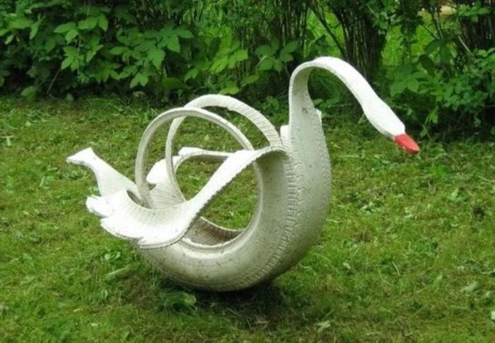 Лебед, изработен от стари гуми.