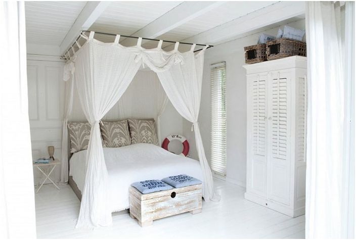 Canopy bed