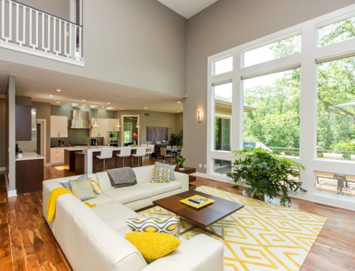 Жълт цвят за възглавници, килими и завеси ще добави жизненост и енергия в хола.