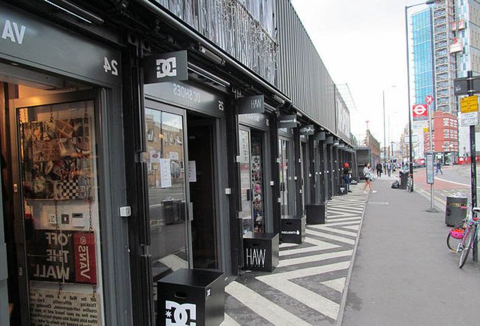 Una calle comercial en Londres, donde todos los establecimientos están en contenedores.