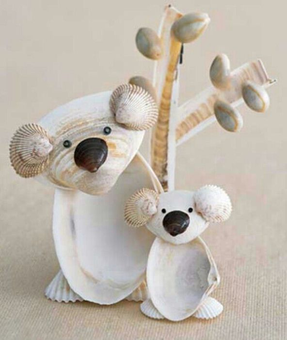 تماثيل حيوانات صغيرة ومضحكة مصنوعة من الأصداف البحرية.