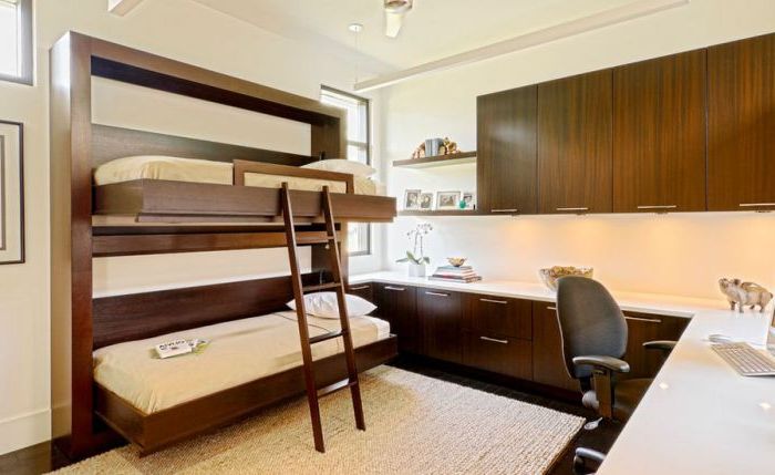 Двуетажно легло, скрито в стената, е идеално за спалня за гости.
