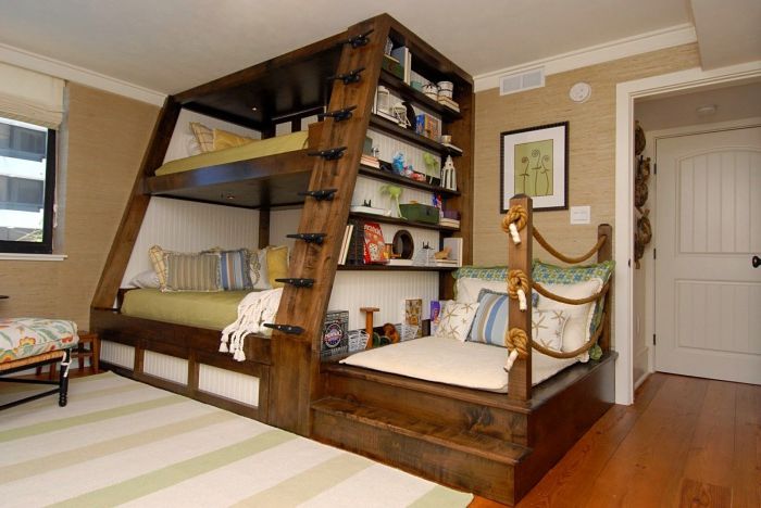 سرير بطابقين ، مصنوع بأسلوب بحري.