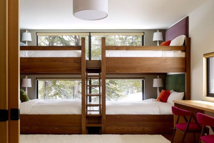 يعتبر سريرين بطابقين جنبًا إلى جنب طريقة رائعة لتوفير مساحة في غرفة النوم.