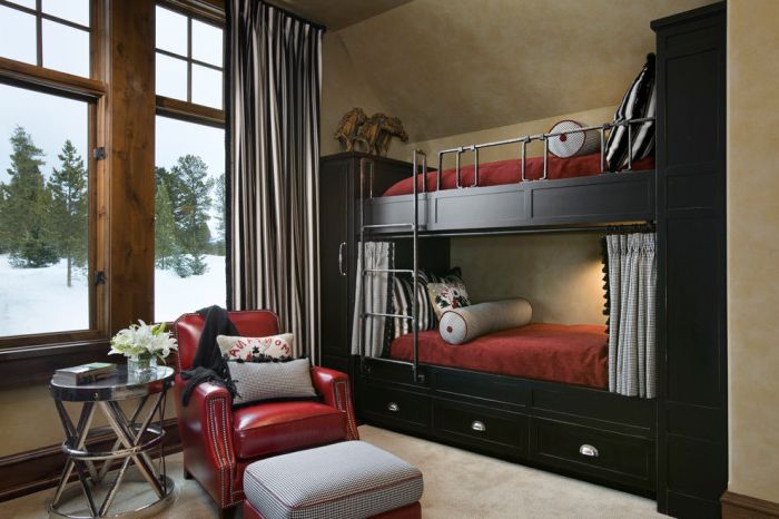 سرير بطابقين مع مساحة تخزين يوفر مساحة كبيرة في غرفة النوم.