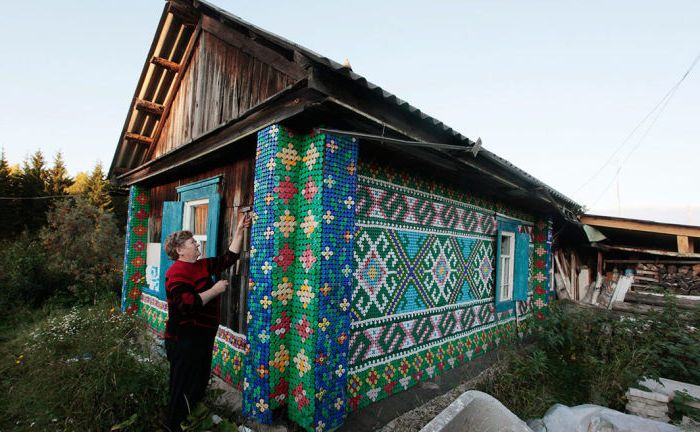 Fasáda domu je zdobená mozaikou uzáverov fliaš.