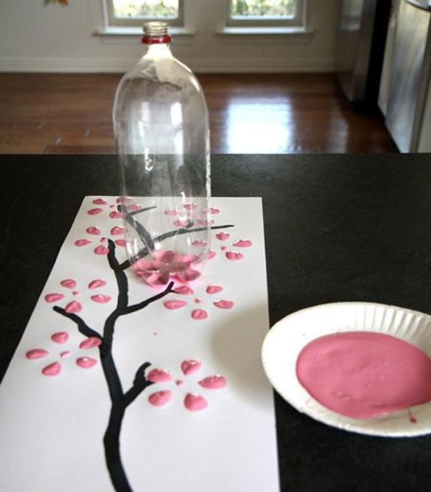 Kauniit kirsikkakukat, jotka on maalattu muovipulloilla.