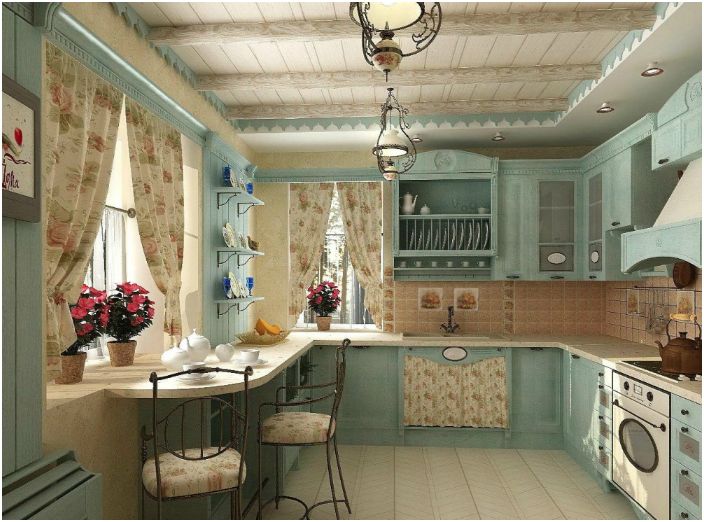 Koselig kjøkken i lyse farger med elegante møbler, lyse gardiner dekorert med blomstertrykk og mange dekorative elementer.