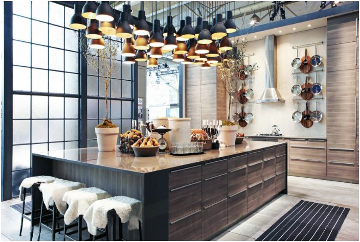 Csodálatos konyha, amelyben a természetes anyagok, a hi-tech és a szokatlan futurisztikus dekorációs elemek összeolvadtak.