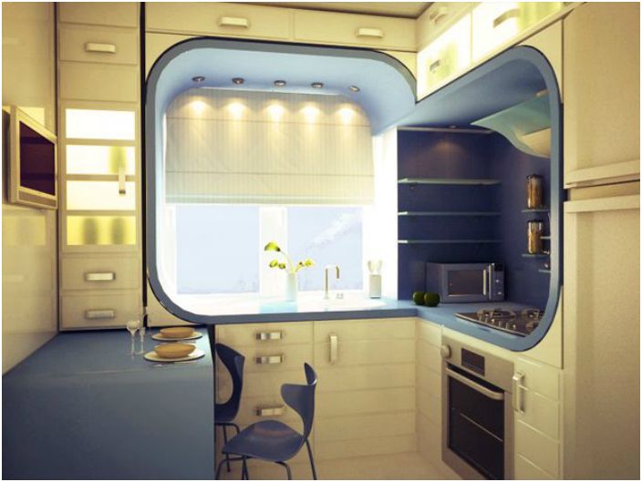Maža virtuvė su dideliu darbo paviršiumi, kuris taip pat tarnauja kaip stalas, ir neįprastas langų dizainas.