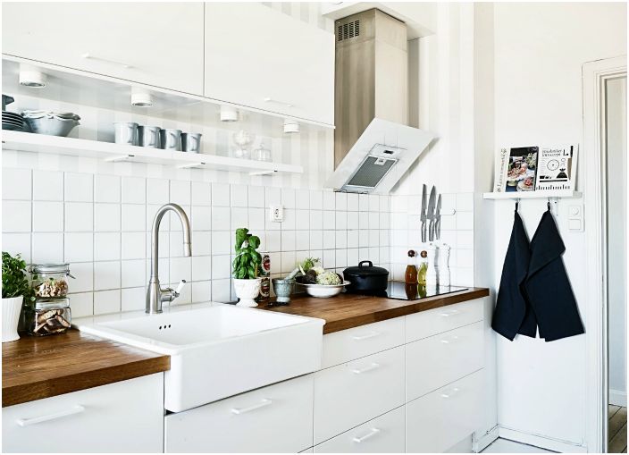 Jednoduchá, funkční a světlá kuchyně vyrobená v bílé barvě s použitím pouze přírodních materiálů.