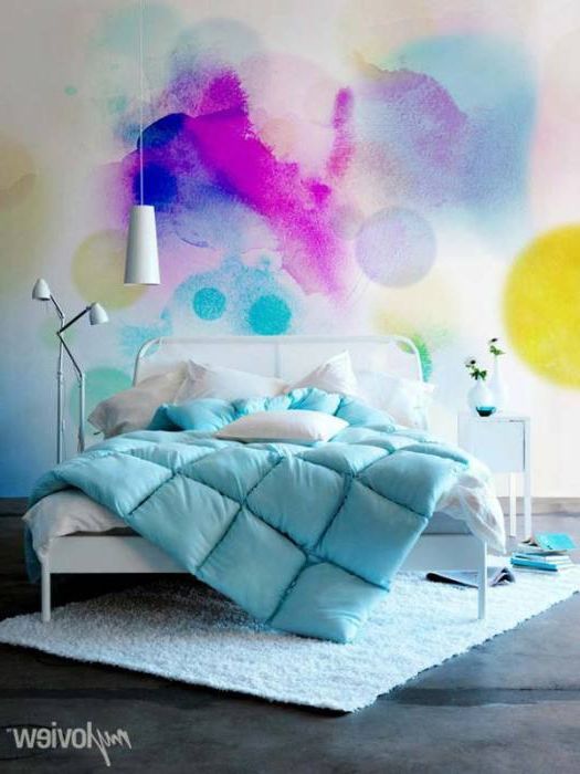 Svetlé, náhodné bloty na bielej stene dodajú miestnosti žiarivé farby.