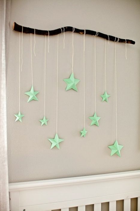 Красива композиция от висулки от дърво и звезди, която перфектно ще се впише в интериора на детската стая.