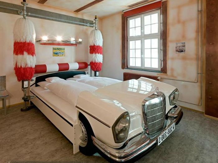 سرير مفرد أبيض ثلجي ، مزين على شكل سيارة رجعية.