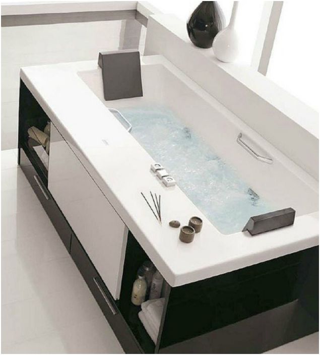 Une baignoire avec armoires et tiroirs intégrés est un excellent gain de place et vous aidera à placer beaucoup de choses nécessaires.