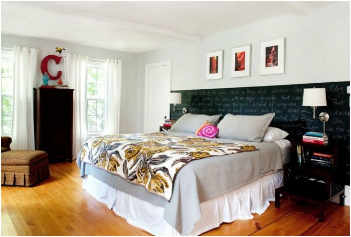 Шиферната дъска в главата на леглото е чудесен вариант за декориране на младежка спалня.