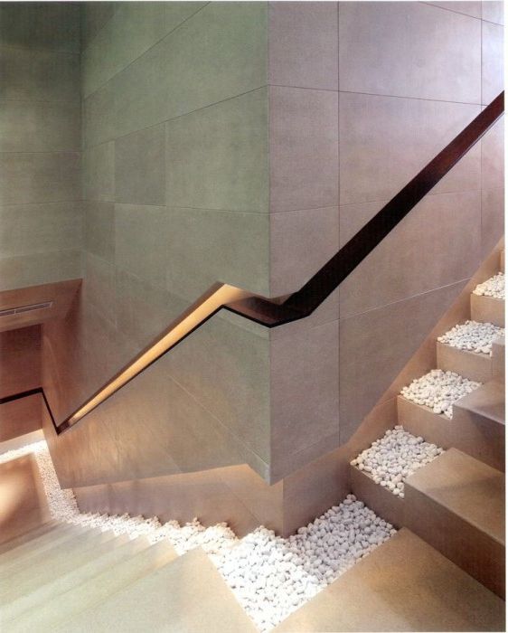 Модерно дизайнерско стълбище с осветление.