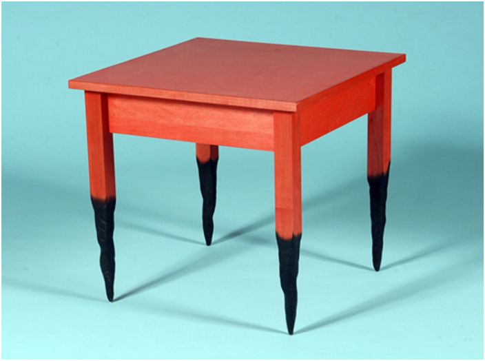 طاولة الأرجل المتفحمة من تصميم الخط المستقيم.