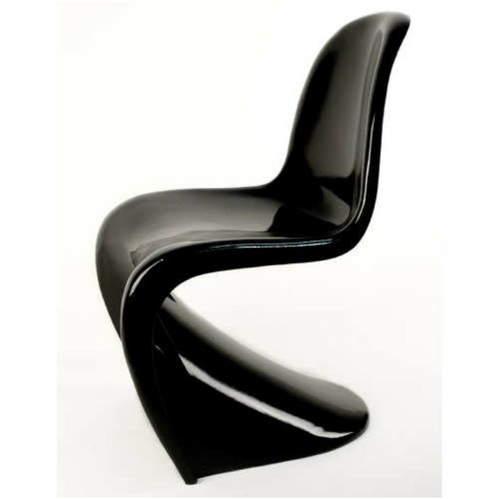 Стилен извит стол Panton, завършен в черно.
