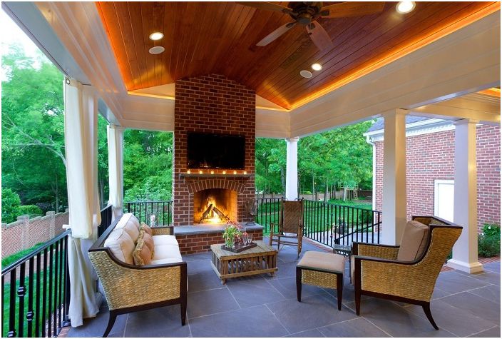 Elegantná terasa na vidieckom dome s teplým skrytým osvetlením, ktorá vylepšuje interiér.