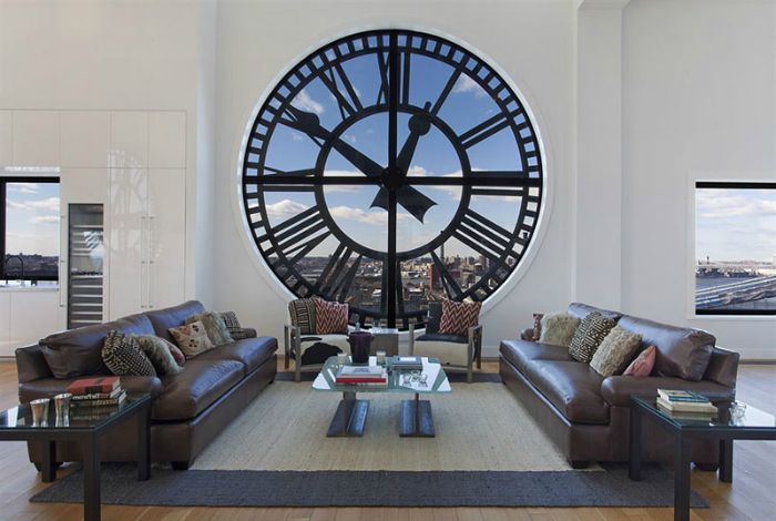 Fenêtre ronde en forme de cadran d'horloge.