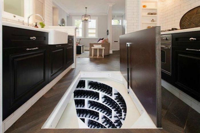 Une petite cave à vin cachée dans le sol de la cuisine.